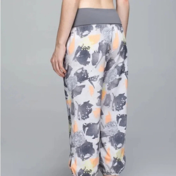 Lululemon Om Pant Mini Art Pop White Multi / Slate  Size 2 - Picture 3 of 13